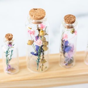Capture your day, vacation, garden blooms, or preserve a wedding bouquet with these dried flower DIY capsules.