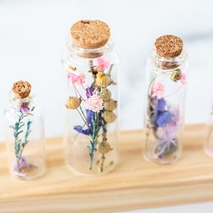 Capture your day, vacation, garden blooms, or preserve a wedding bouquet with these dried flower DIY capsules.