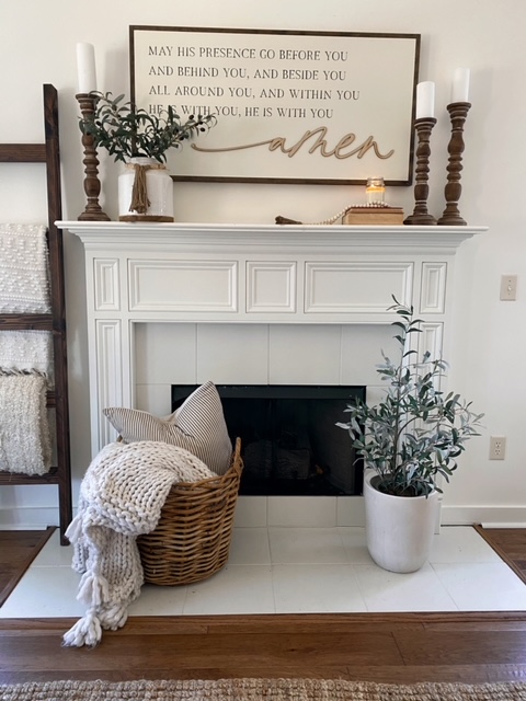 For anyone who doesn’t always have the time to do a full design and decorating session on their mantel, this effortless 10-minute farmhouse mantel primarily uses items that are either easy to get or you already have in your home.