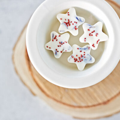 Make patriotic DIY wax melts! Craft your own stars and stripes with these steps on how to make wax melts.